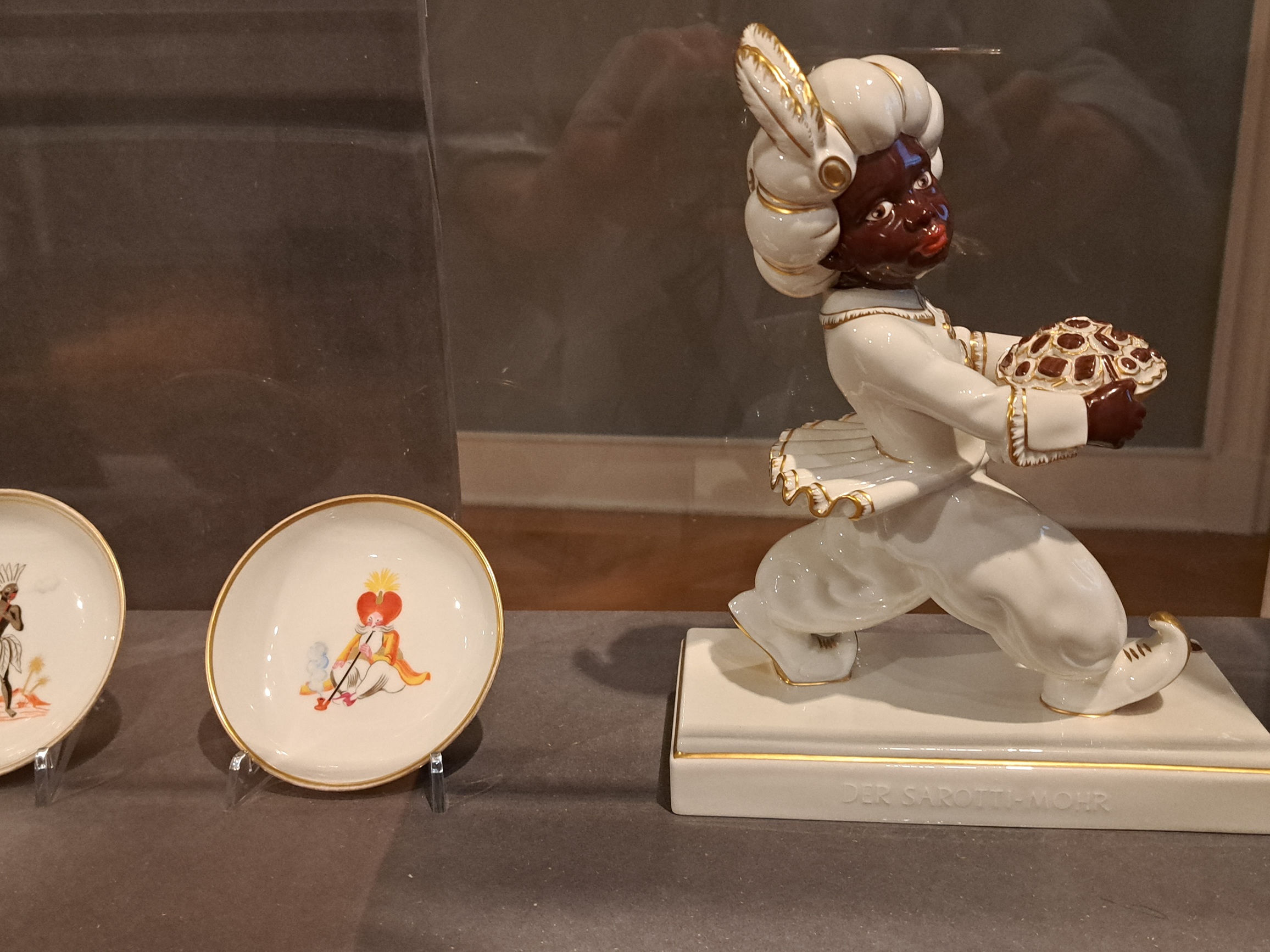Porcelanowa figurka czarnoskórego chłopca znanego z opakowań czekolady Sarroti od 1918 r. była w Niemczech znakiem rozpoznawczym wyrobów z czekolady kojarzącej się z kolonialną przeszłością.  Figurka była jednym z wielu eksponatów na wystawie poświęconej kolonializmowi w Pałacu Charlottenburg w 2023 r. 